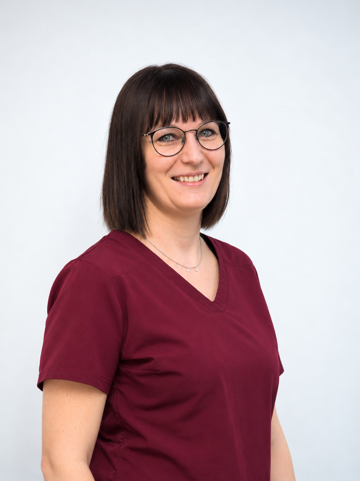 Melanie, Assistentin der Praxis.